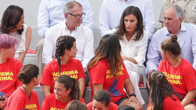 La reina Letizia con la selección femenina de rugby 7 / Gtres