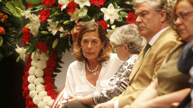 Carmen Quesada, viuda de Arturo Fernández, muy emocionada en su despedida