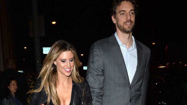 Pau Gasol y Catherine McDonelll