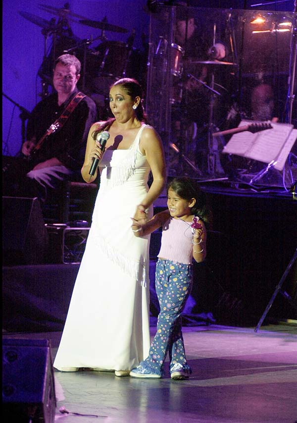 Isa P. acompañando a su madre en el escenario cuando era solo una niña / GTRES