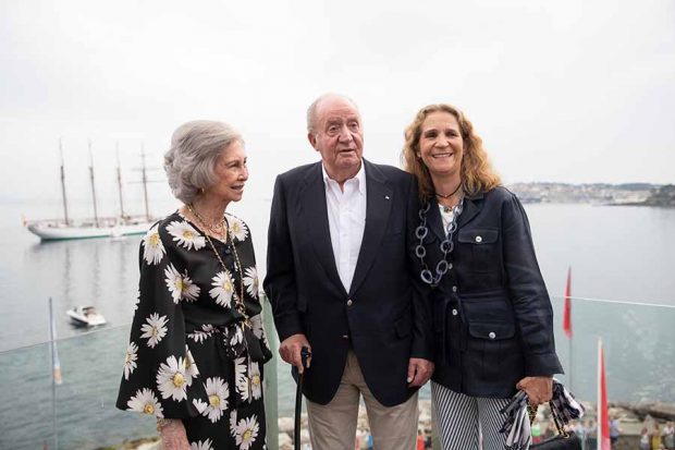 Don Juan Carlos, doña Sofía y la Infanta Elena durante una cena en Sanxenxo / GTRES