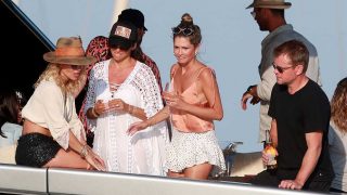 Galería: no te pierdas el fiestón en Ibiza y a bordo de un yate de Elsa Pataky / Gtres