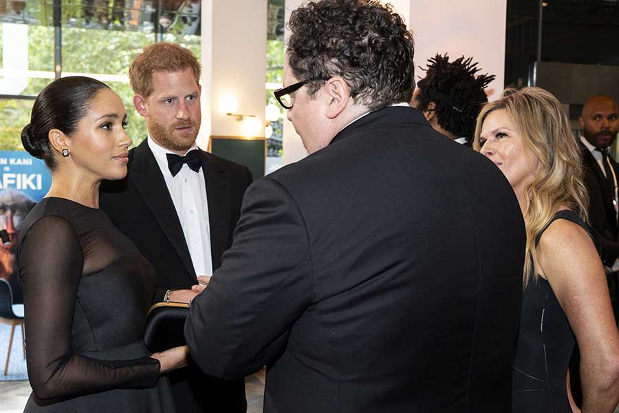 Harry y Meghan saludando a los asistentes al estreno de 'El rey león' / GTRES