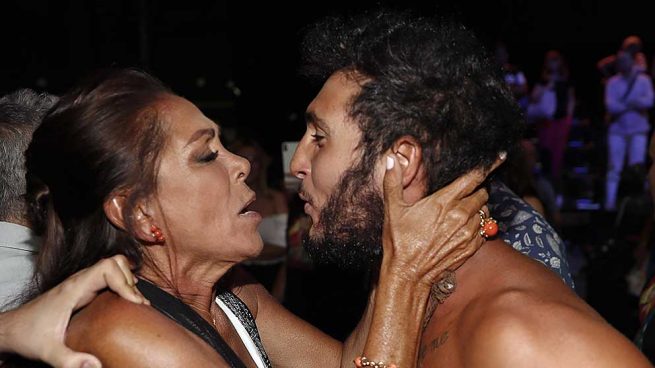 Isabel Pantoja besó a Omar Montes durante la final de 'Supervivientes' / GTRES