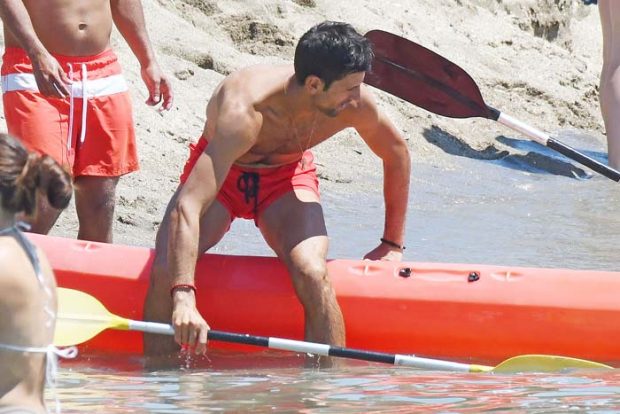 Novak Djokovic cambia la raqueta por los remos durante sus vacaciones en Marbella