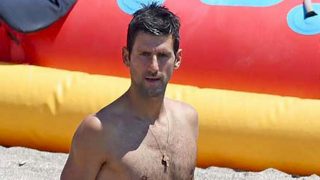 Novak Djokovic cambia la raqueta por los remos durante sus vacaciones en Marbella/ Gtres