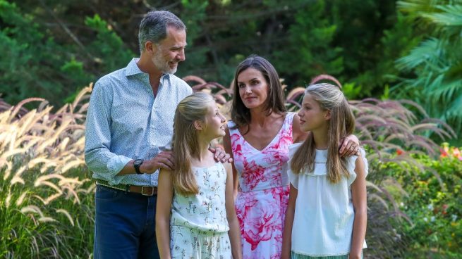 El rey Felipe y la reina Letizia, con sus hijas, inauguran su verano en el Palacio de Marivent