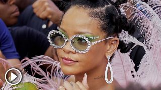 Las divertidas imágenes de Rihanna ‘poniendo firmes’ a sus fans en Barbados / Gtres