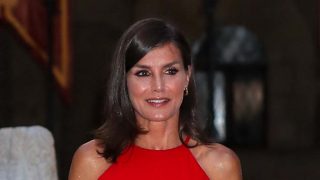 La reina Letizia ha deslumbrado con un vestido rojo /Gtres