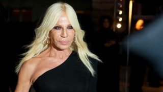 Donatella Versace durante un desfile de la firma / Gtres