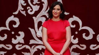 Isabel Díaz Ayuso se viste de ‘rojo Madrid’ en su estreno como presidenta / Gtres