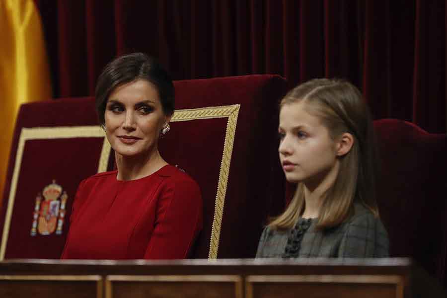 La Princesa Leonor bajo la atenta mirada de su madre, la Reina Letizia / GTRES