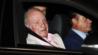 El rey Juan Carlos a la entrada del hospital / Gtres