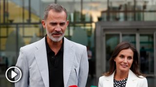 El rey Felipe y la reina Letizia atienden a los medios de comunicación / Gtres.