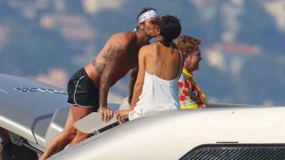 La familia Beckham al completo disfruta de una jornada en alta mar en el yate de Elton Jonh/ Gtres