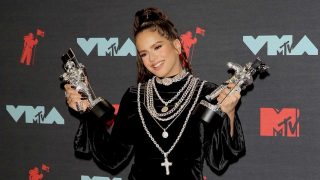 Rosalía posa con sus dos premios MTV / Gtres
