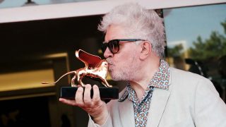 Pedro Almodóvar recoge el León de Oro de Honor en la Mostra / Gtres