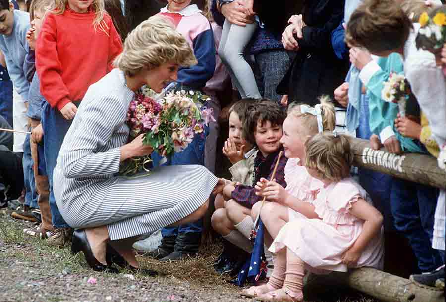 Diana de Gales, agachada para hablar con unos niños durante un viaje a Australia en 1995/ GTRES