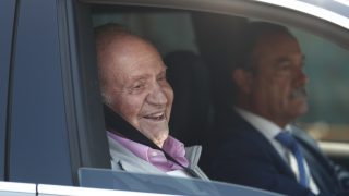 Don Juan Carlos, a la salida del hospital tras recibir el alta médica / Gtres.