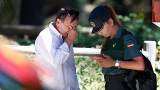 El cuñado de Blanca Fernández Ochoa junto a una agente de la Guardia Civil / Gtres