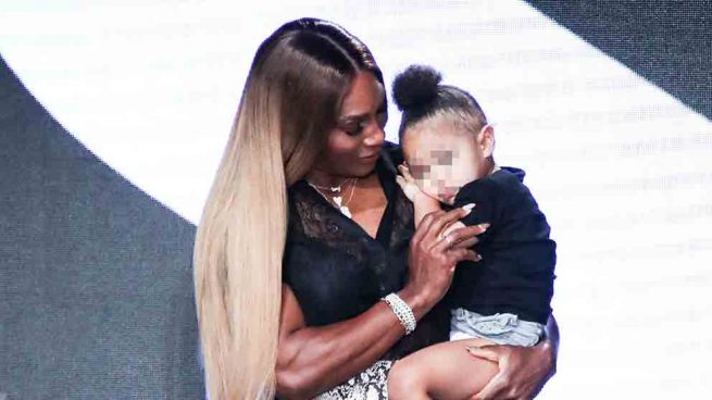 Serena Williams junto a su hija Olympia en la Semana de la moda de Nueva York / GTRES