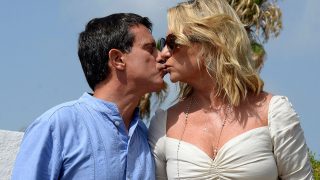 Manuel Valls y Susana Gallardo se besan / Gtres