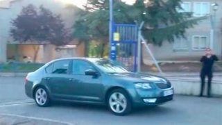 El coche en el que Iñaki Urdangarin se ha desplazado hasta el centro de voluntariado de Madrid / Imagen: La Sexta
