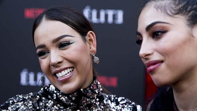 El polémico beso de las actrices de ‘Élite’ Danna Paola y Mina El Hammani