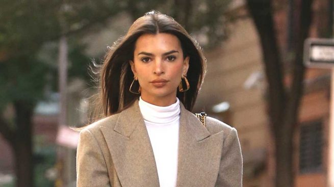 Emily Ratajkowski pase a su perro en la Gran Manzana