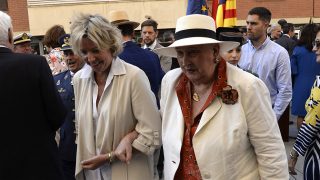 Doña Pilar de Borbón en la fiesta de la Guardia Civil de Palma junto a su hija Simoneta. / Gtres