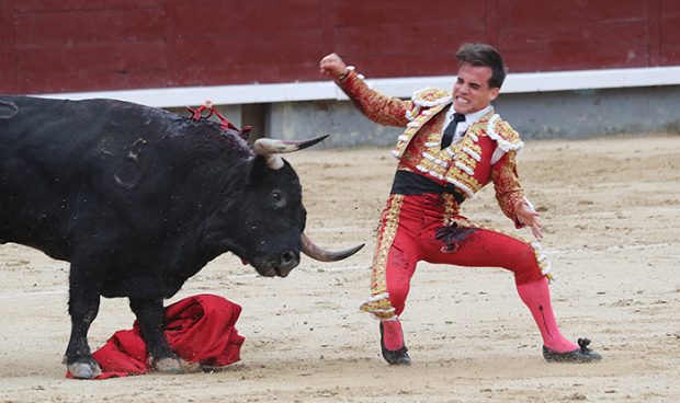 El torero Gonzalo Caballero sufrió una cornada muy grave en su muslo izquierdo / Gtres