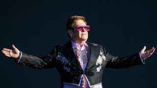 Elton John durante un concierto /GTRES