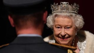 La reina Isabel no ha lucido este lunes sin la corona imperial / Gtres