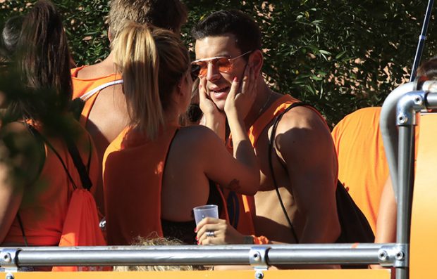 Blanca Suárez y Mario Casas en las carrozas del Día del Orgullo Gay / 2019