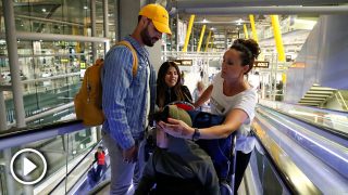 Isa Pantoja, Asraf Beno y Dulce Delapiedra, en el aeropuerto de Madrid / Gtres