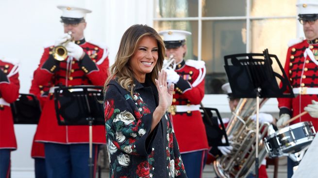 Melania Trump inicia la Navidad con un polémico look