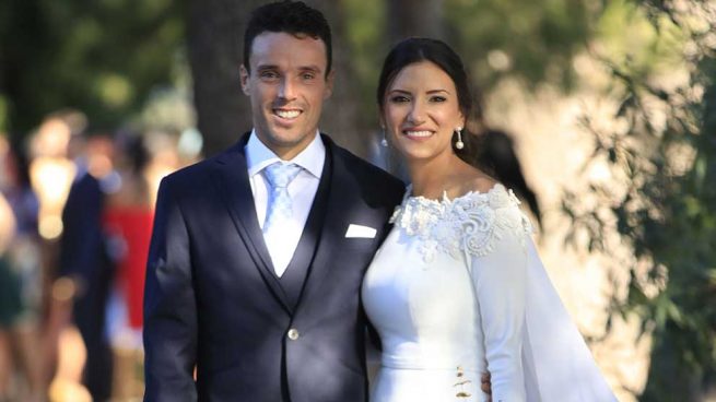 Roberto Bautista y Ana Bodí durante el día de su boda / GTRES