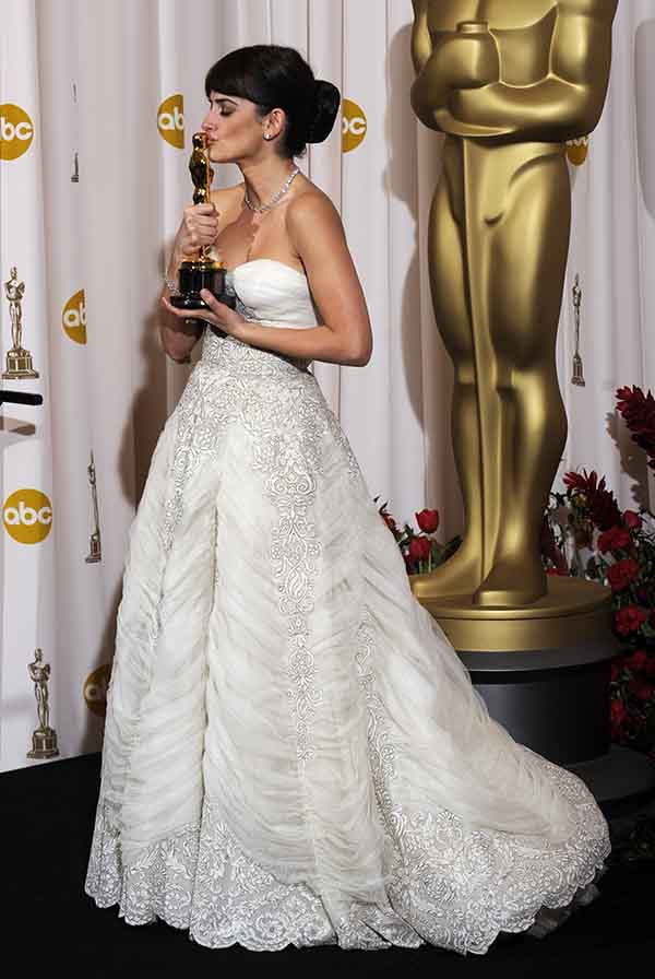 Penélope Cruz besando el Oscar que ganó en 2009 / GTRES