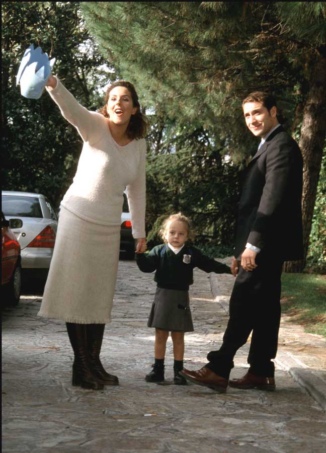 Rocío Flores junto a sus padres en uno de sus primeros días de colegio / Gtres