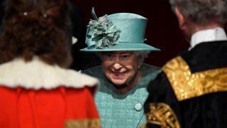 La reina Isabel II durante la apertura del Parlamento británico (Foto: Gtres)