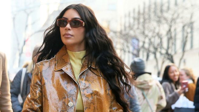 De plumas a estampado de serpiente: los abrigos más de Kardashian