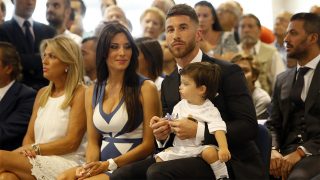 Pilar Rubio y Sergio Ramos con su hijo durante un evento del Real Madrid / Gtres