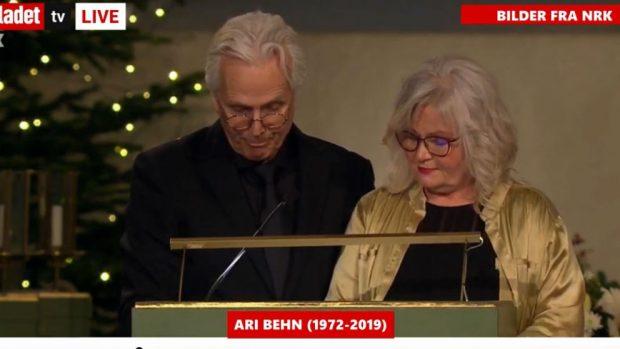 Los padres de Ari Behn, Marianne Behn y Olav Bjorshol pronuncian un discurso en el funeral de su hijo (Foto: Televisión NRK)