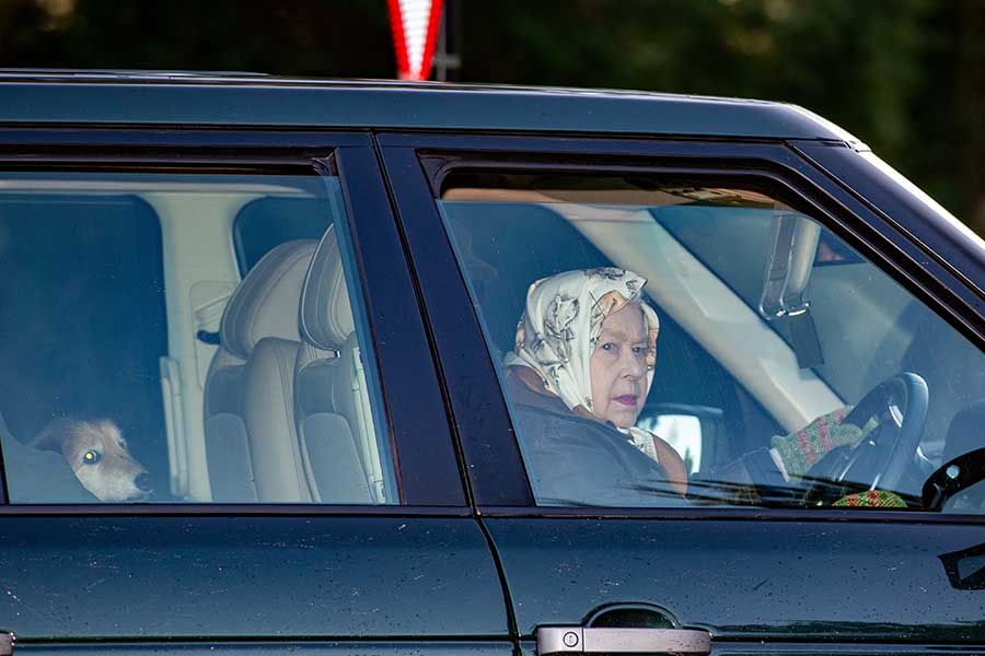 La reina Isabel II conduciendo su propio coche de camino a una cacería / GTRES