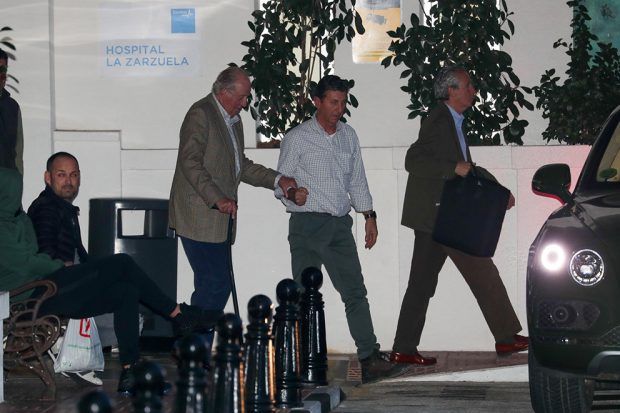 El rey Juan Carlos visitando a su sobrina Simoneta Gómez-Acebo en el hospital