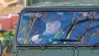 El príncipe Andrés conduciendo por Sandringham, al norte de Inglaterra (Foto: Gtres)