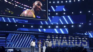 La cantante Alicia Keys rinde homenaje a Kobe Bryant durante la gala de los Premios Grammy (Foto: Gtres)