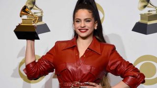 Rosalía posa con su Grammy / G