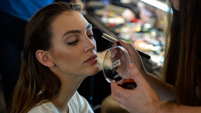 Modelo en el backstage de la MBFWM