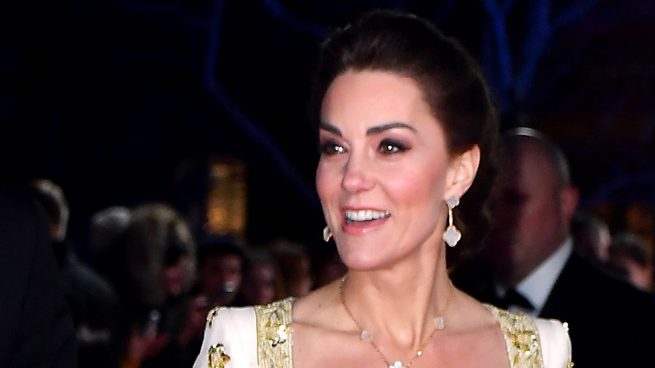 Un guiño a Lady Di, un gesto con el planeta y un regalo de lujo: lo que te has perdido del look de Kate Middleton en los BAFTA